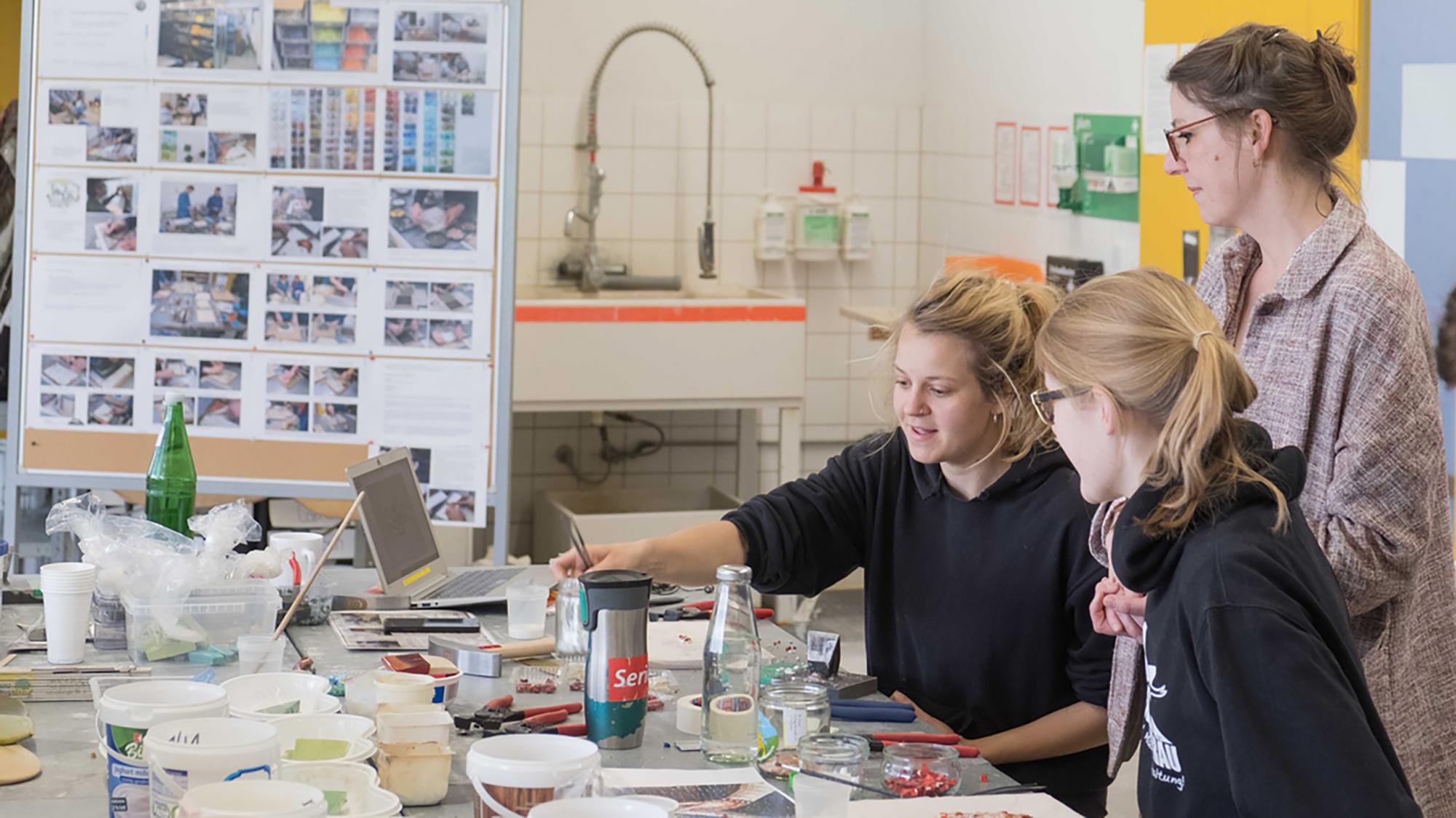 Drei Studierende beim Mosaikkurs in einer Werkstatt der Konservierung und Restaurierung