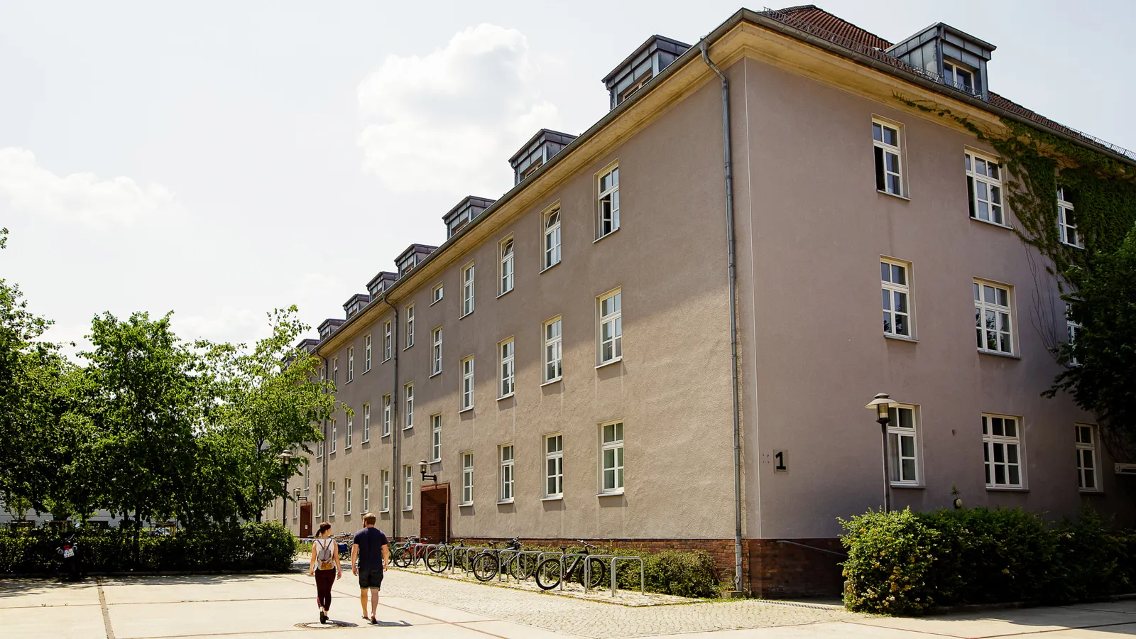 Studierende vor Haus 1 