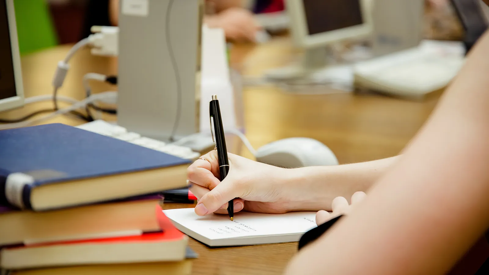 Studentin lernt in der Bibliothek der FH Potsdam