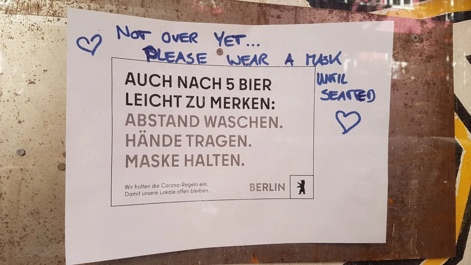 Foto eines Aushangs mit der Aufschrift "Auch nach 5 Bier leicht zu merken: Abstand waschen. Hände tragen. Maske halten." des Forschungsprojekts "Bitte Abstand halten"