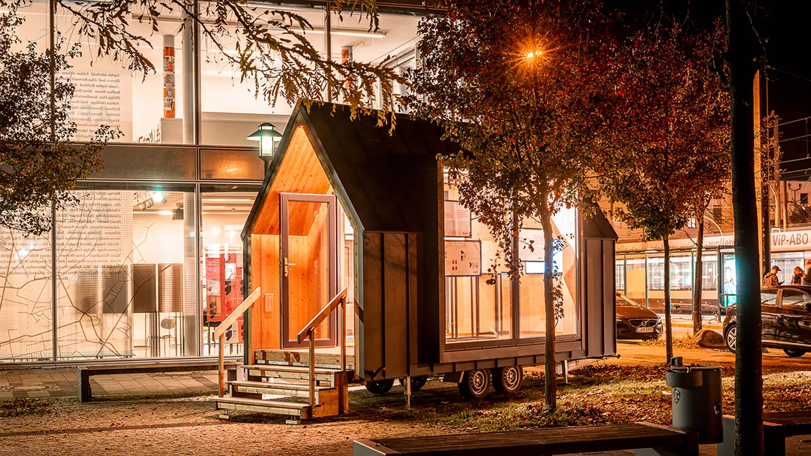 Das FHP Mobil abends auf dem beleuchteten Campus der FH Potsdam