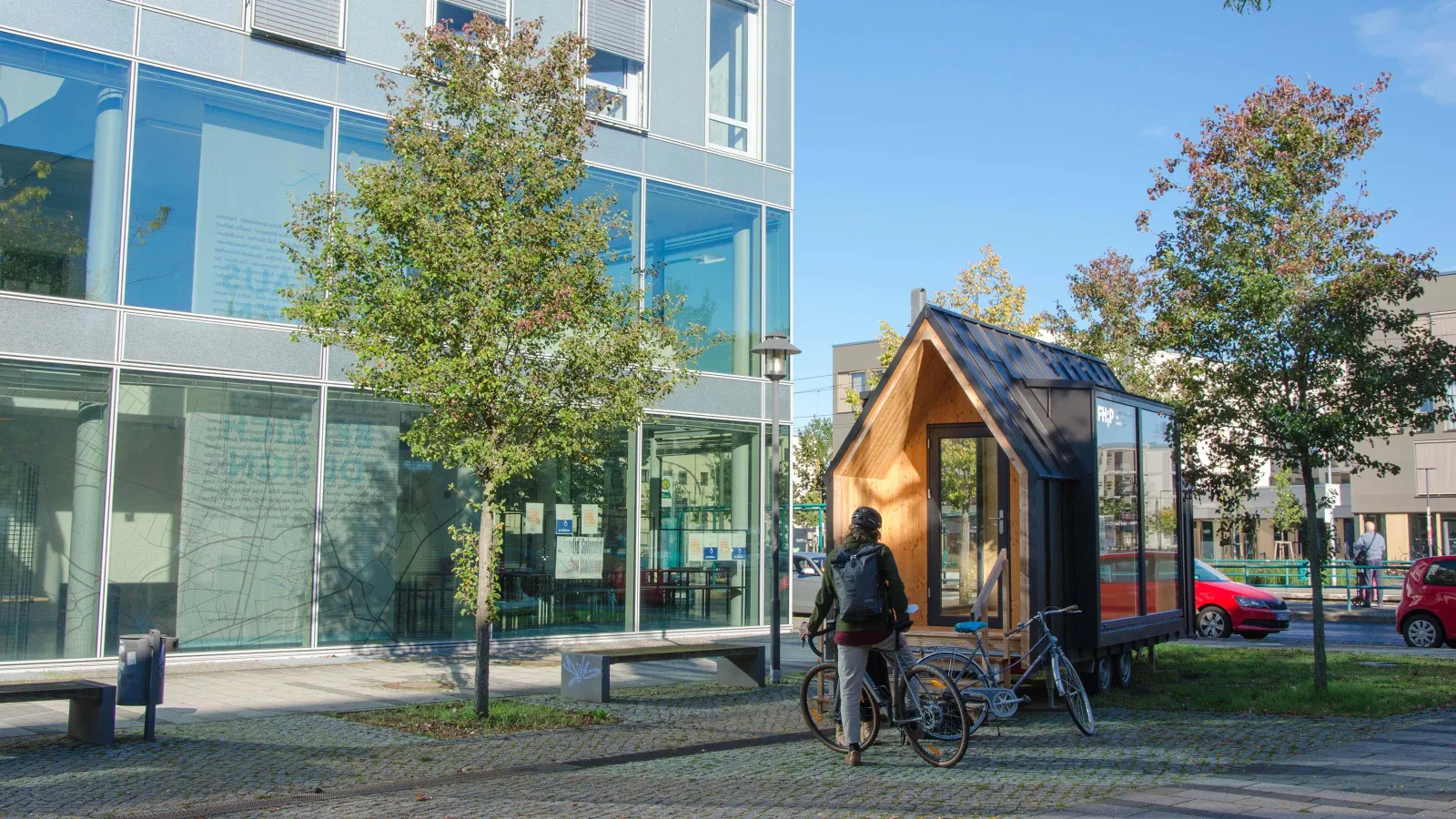 Das FHP Mobil vor Haus D auf dem Campus der FH Potsdam