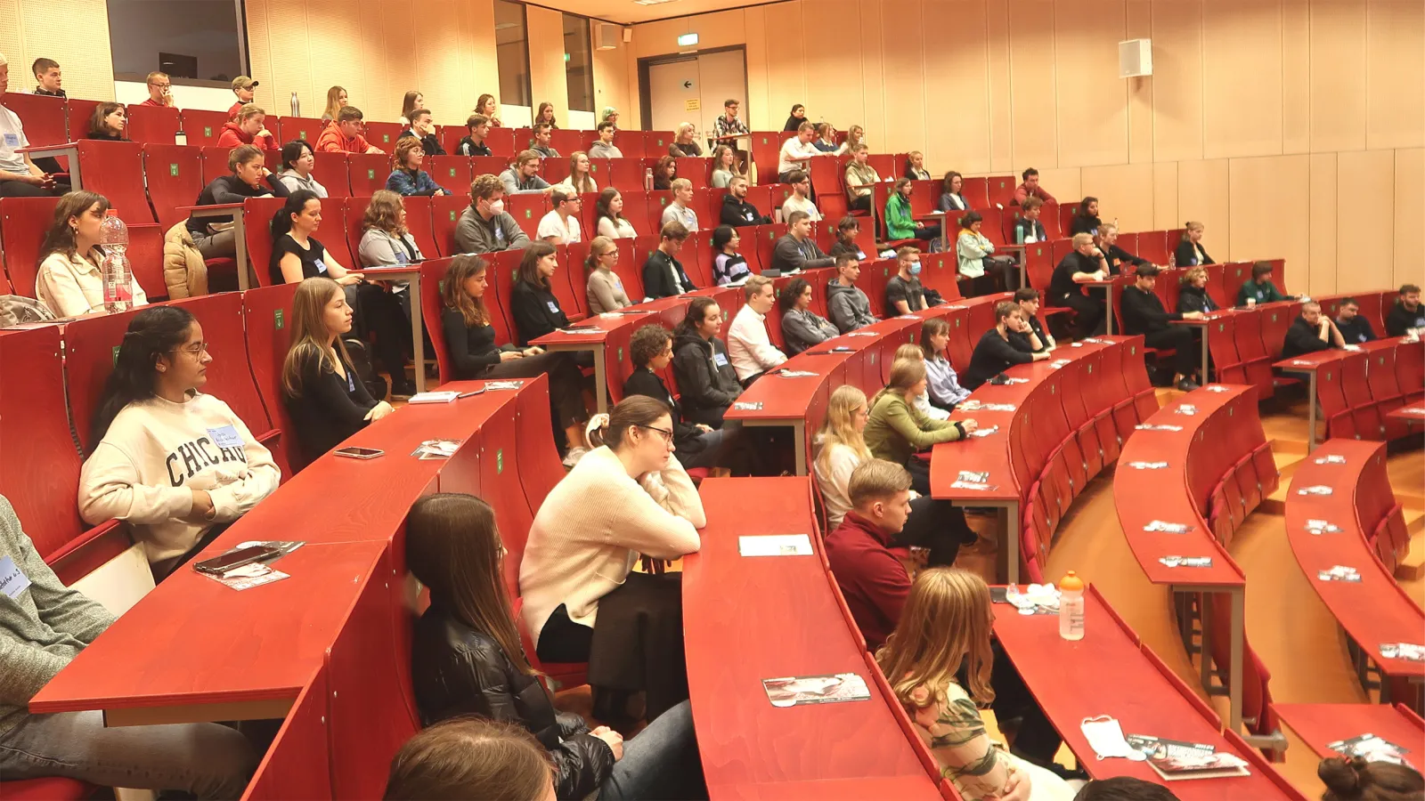 Hörsaal mit Studierenden im Hauptgebäude