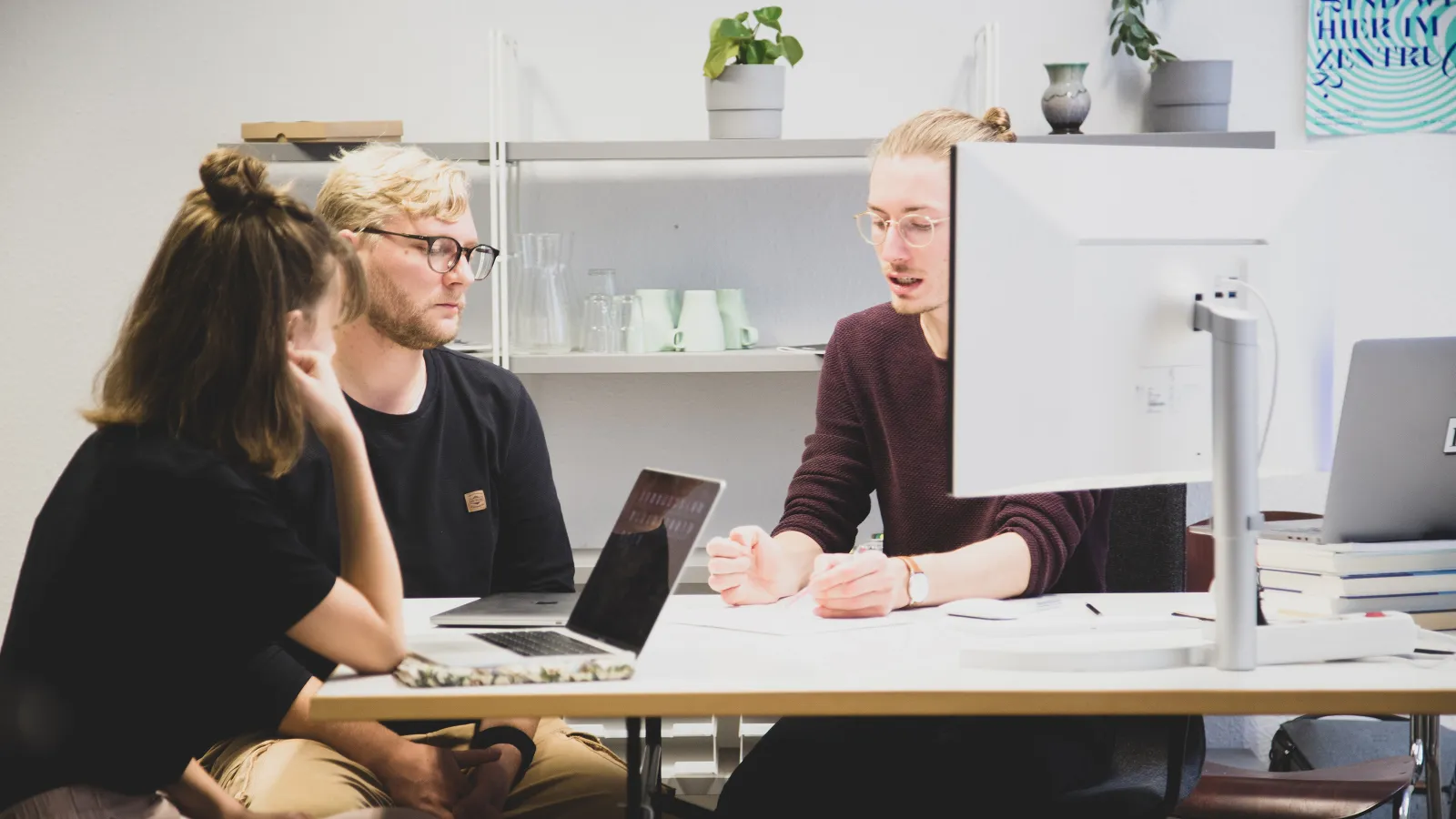 Gründer*innen arbeiten im Co-Working Raum