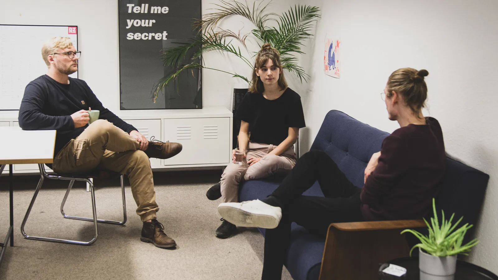 Gründer*innen haben ein Meeting im Rechenzentrum