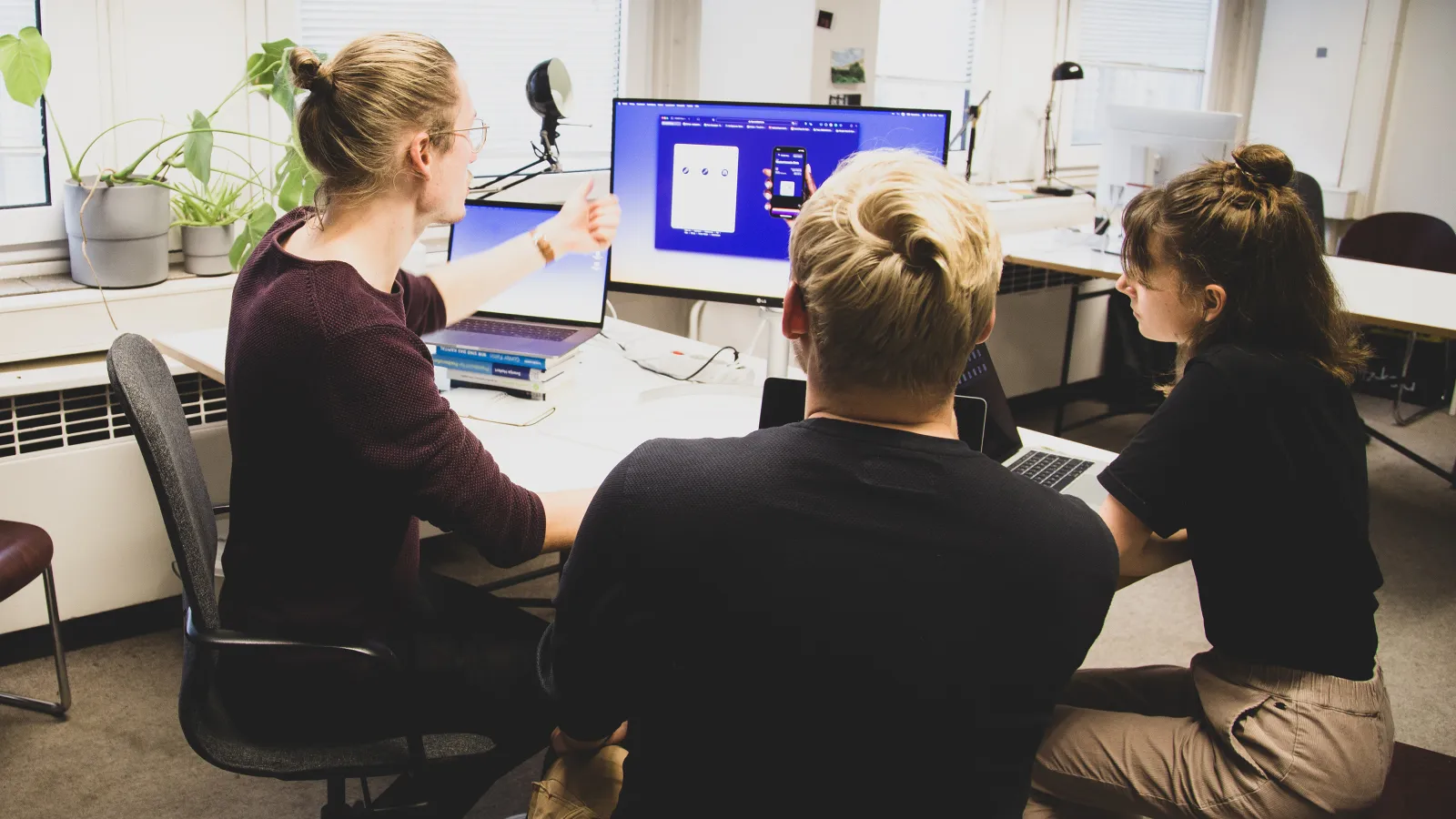 Gründer arbeiten im Co-Working Raum im Rechenzentrum am Laptop