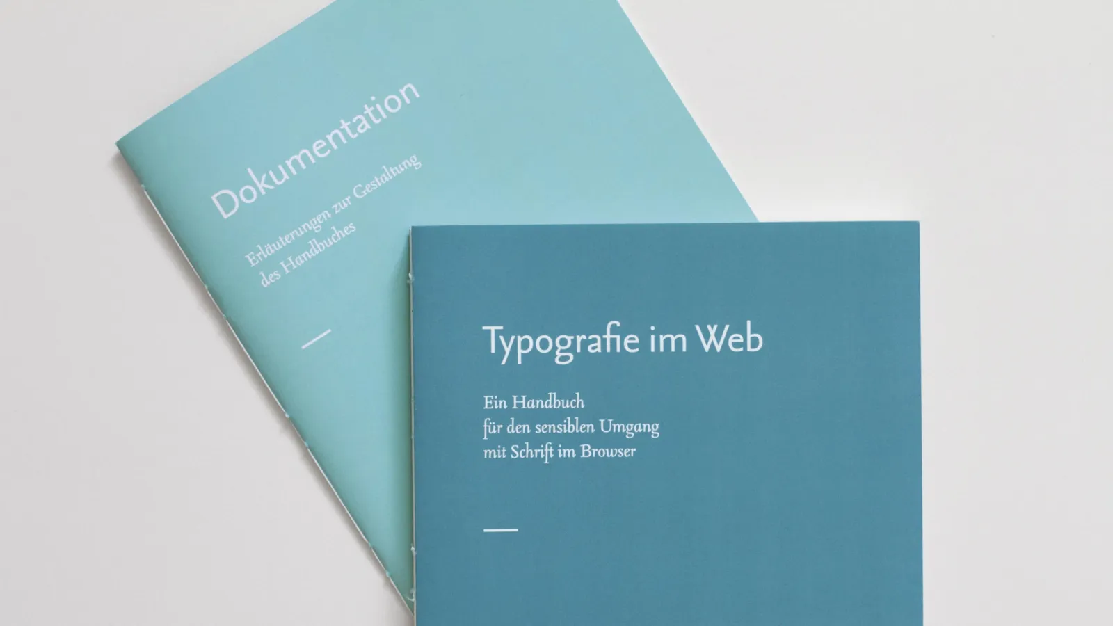 Das Handbuch "Typografie im Web" und die Dokumentation, die Erläuterungen zur Gestaltung des Handbuchs enthält. Beide Hefte sind im Rahmen der Bachelorarbeit "Typografie im Web – Ein Handbuch für den sensiblen Umgang mit Schrift im Browser" entstanden.