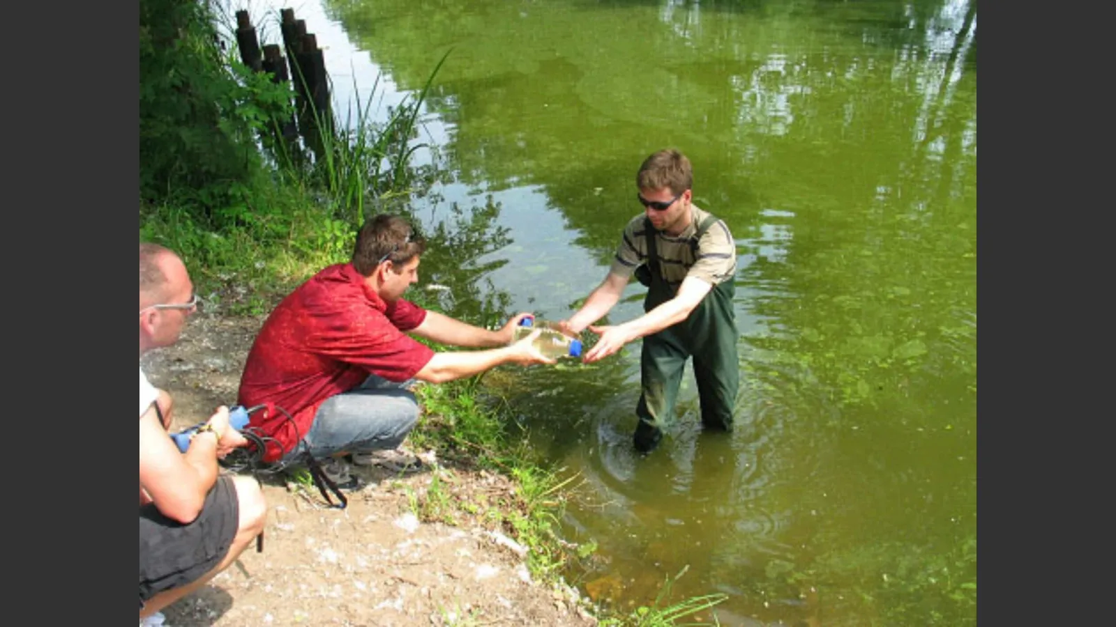 Übergabe einer Probenahme des Wassers