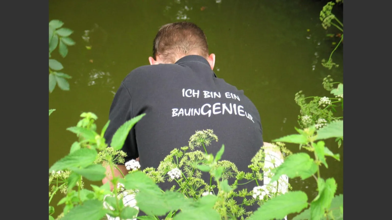 Person in einem T-Shirt mit der Aufschrift "Ich bin ein Bauingenieur" mit Betonung auf GENIE