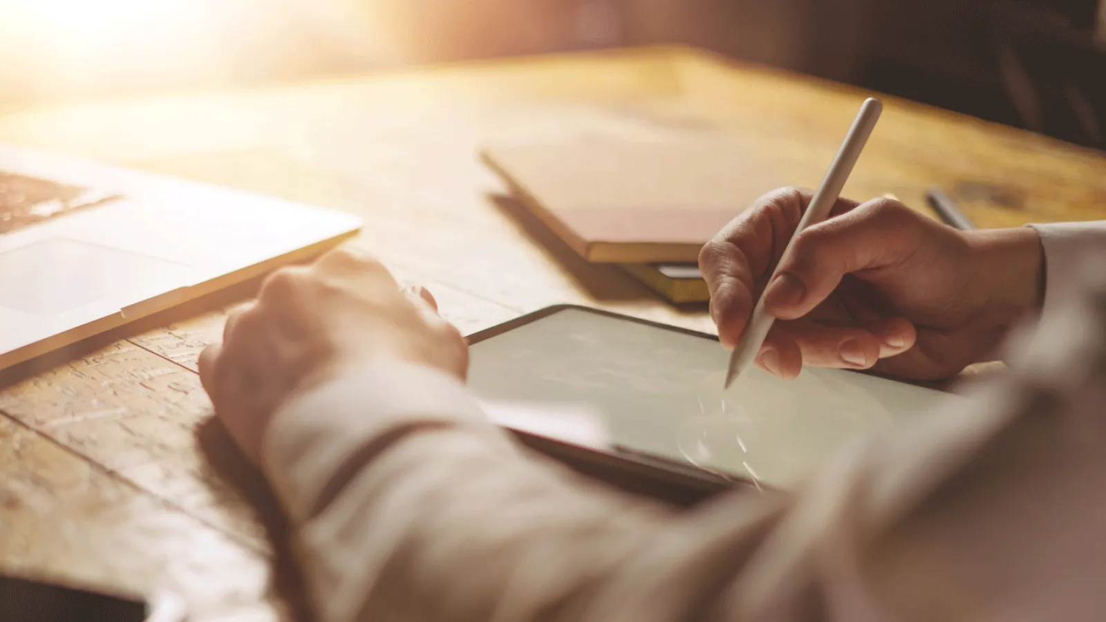 Hand mit Stift macht Notizen