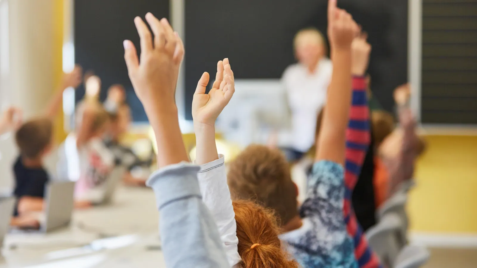 Sich meldende Schülerinnen und Schüler in einer Grundschule