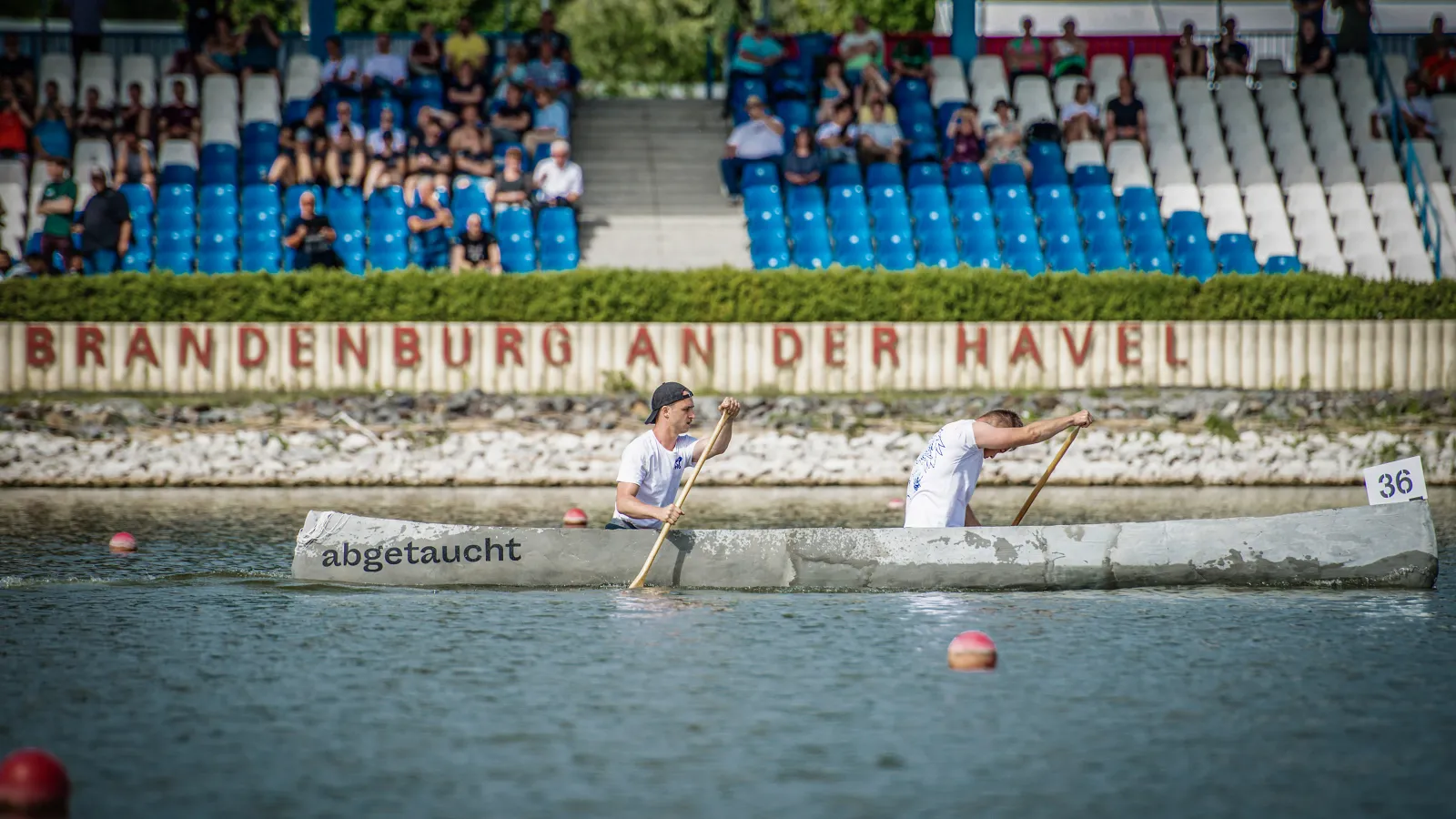 Das Herren-Team der FH Potsdam im Betonkanu "abgetaucht" auf dem Beetzsee