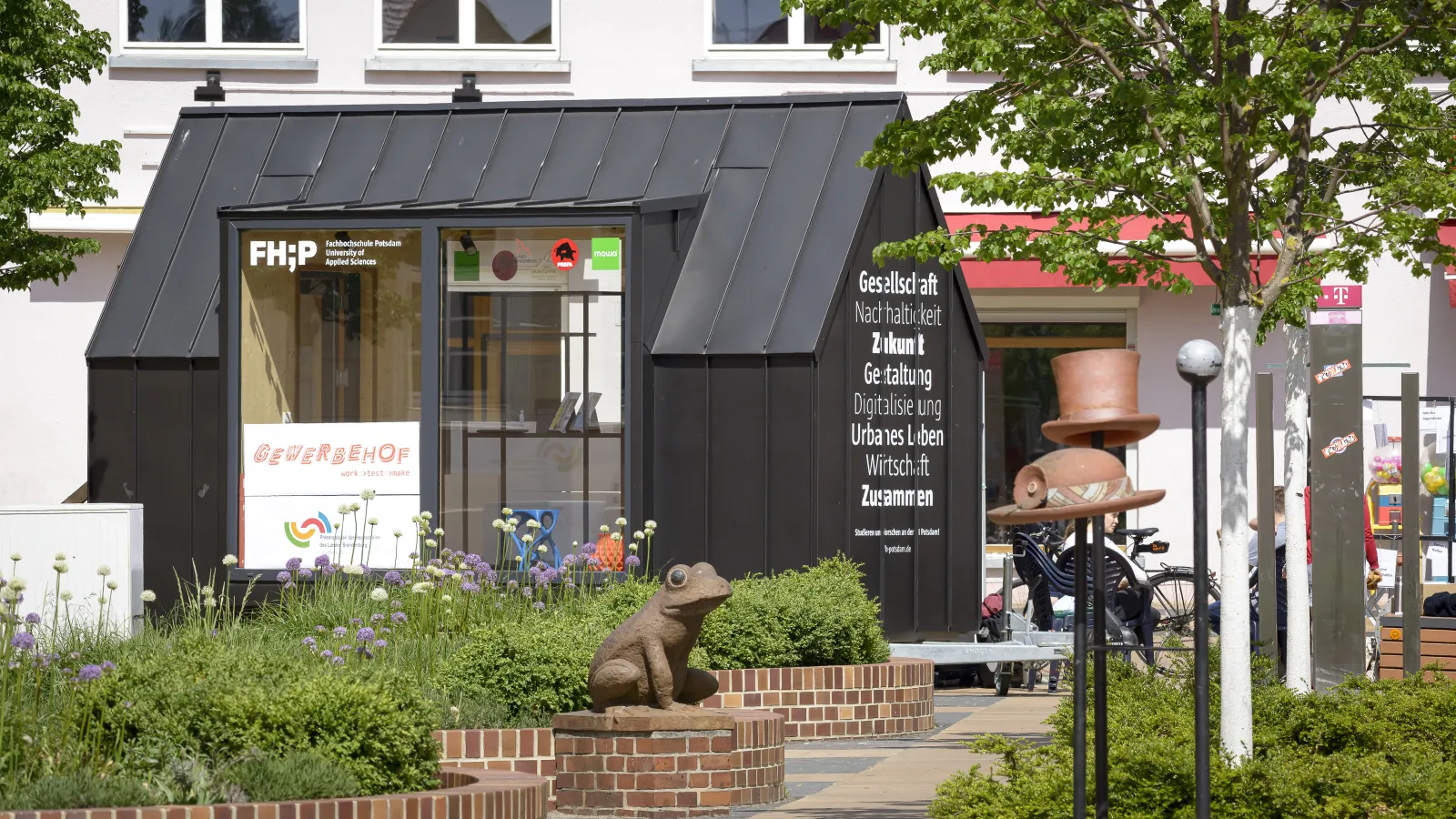  Zu unserer Veranstaltungsreihe "Zukunft und Beteiligung" waren wir am 12.05.2022 auf dem Boulevard in Luckenwalde. Hier haben wir Projekte der Präsenzstelle Luckenwalde präsentiert und zur Partizipation einladende Kursergebnisse des Fachbereichs Sozial- und Bildungswissenschaften gezeigt.