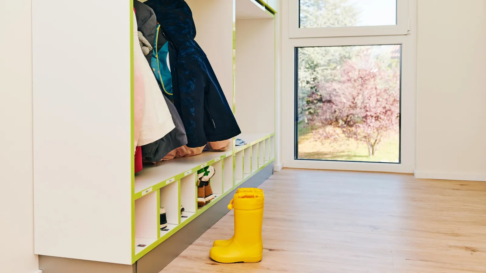 Bild einer Garderobe mit Kinderkleidung und -schuhen