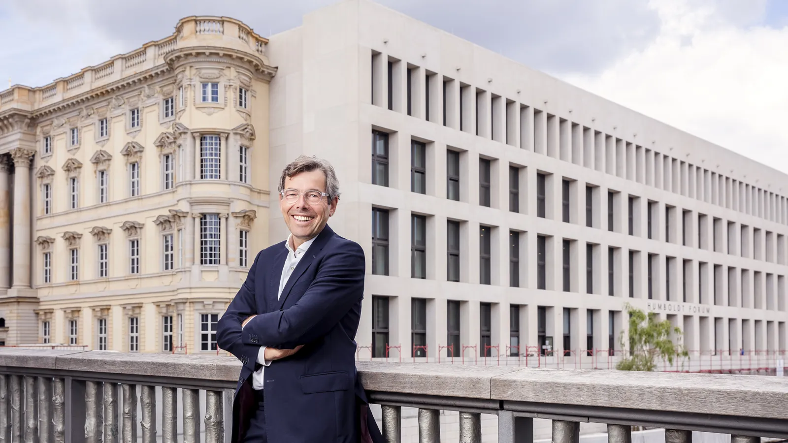 Prof. Dr. Hartmut Dorgerloh auf einer Brücke vor dem Humboldtforum