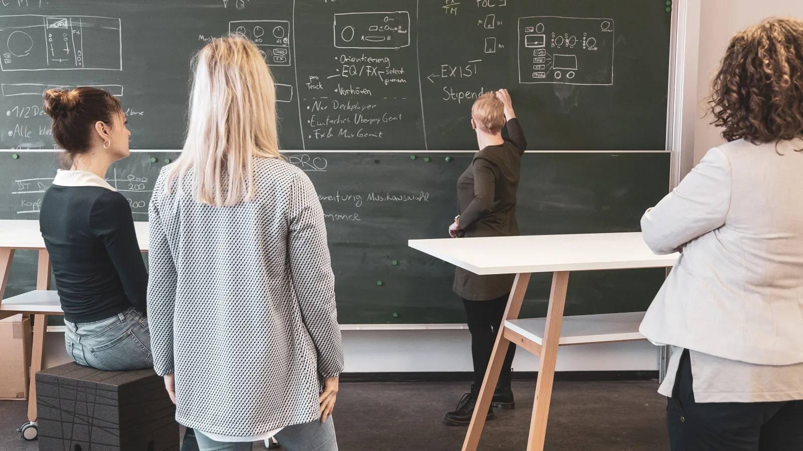 Coachingsituation im Lab mit 4 Personen an der Tafel