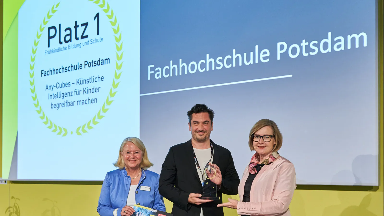 Alexander Scheidt erhält von zwei Jury-Mitgliedern den delina-Award 2022 auf der Learntec-Messe 2022