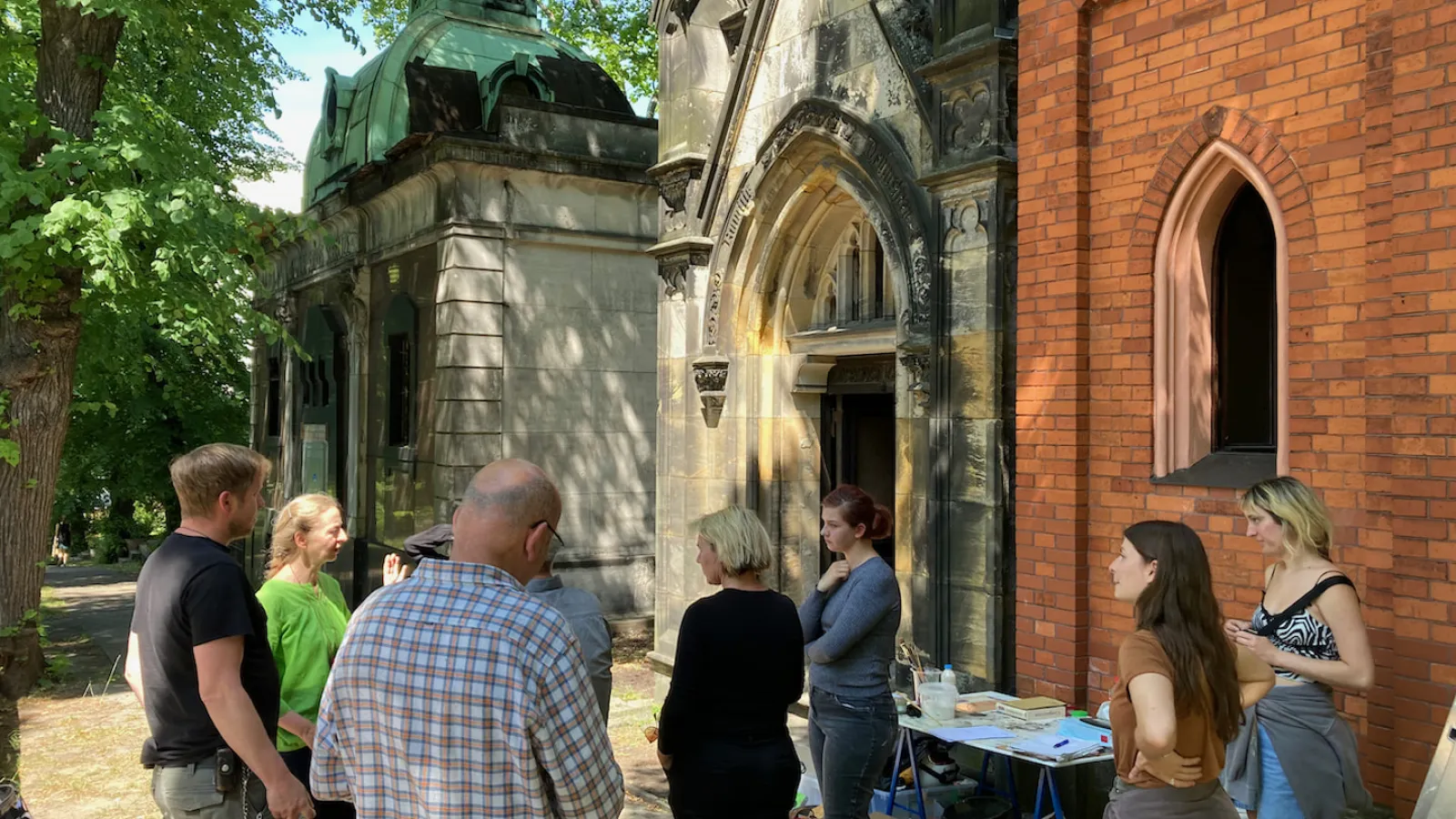 Beteiligte der Denkmalbehörden, der Stiftung und der Gemeinde vor dem Mausoleum Neumeister während der Präsentation.