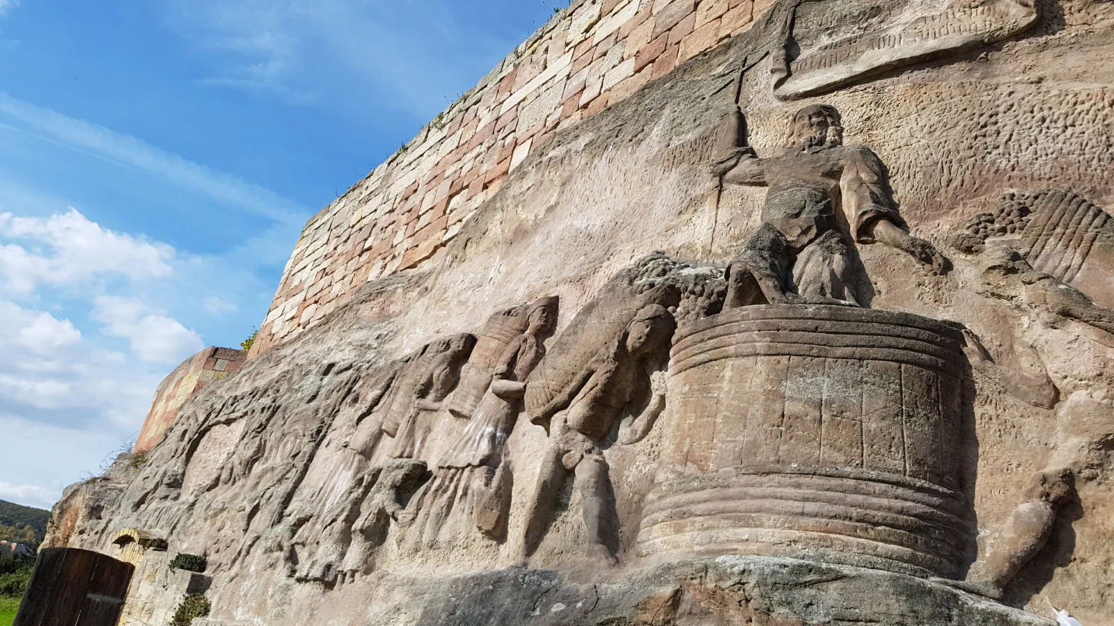 Ansicht des Reliefs von Christus in der Kelter des Steinernen Albums in Großjena.