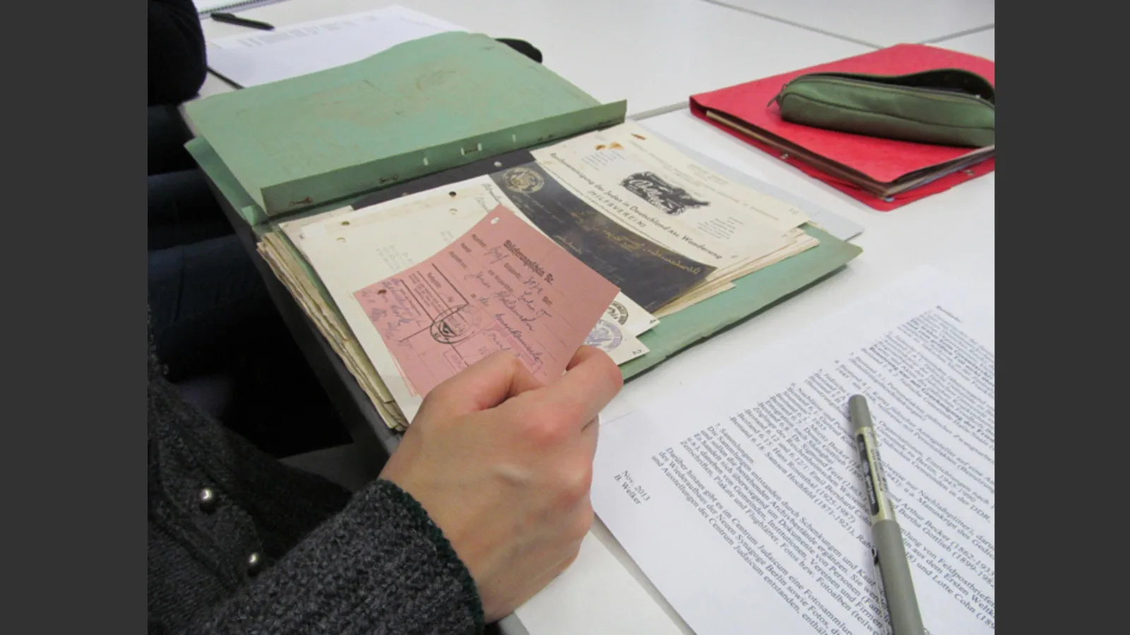 Person begutachtet Akten im Archivraum vom Centrum Judaicum