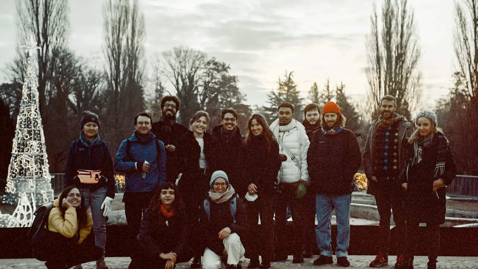 Gruppenfoto draußen der Teilnehmenden des Kurses