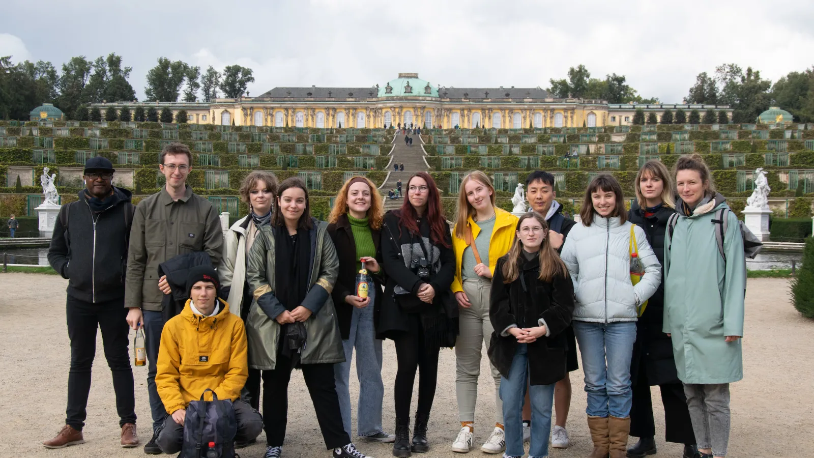 Foto von Kursteilnehmenden vor Schloss Sansoucis