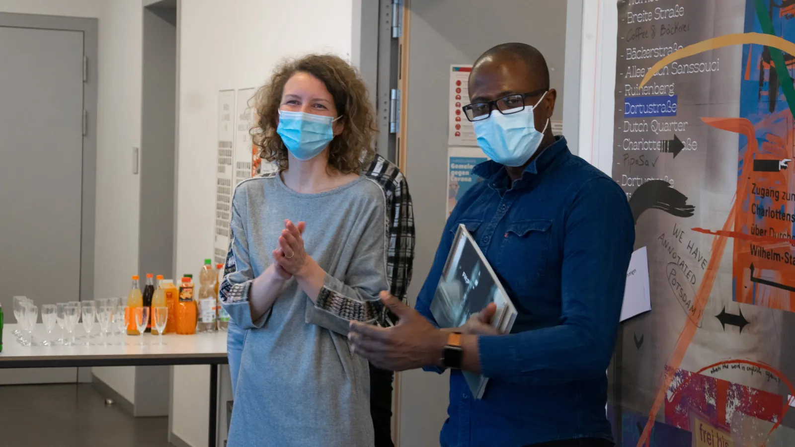 Prof. Christina Poth und Prof.  Prof. Elamine Maecha klatschen in die Hände