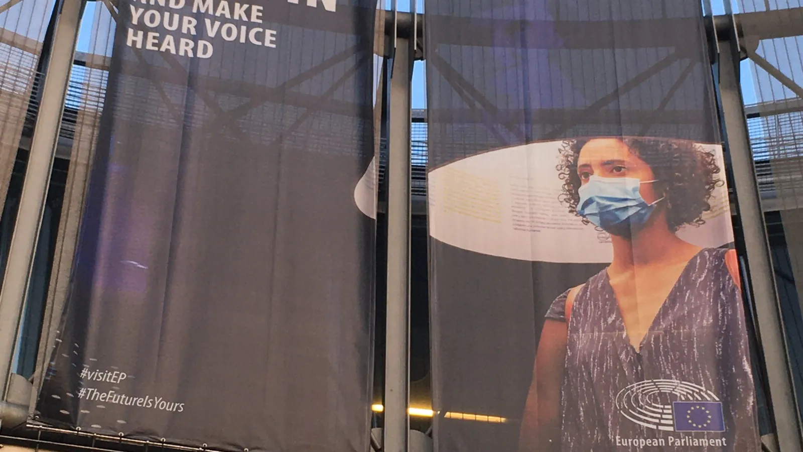 Banner des Europäischen Parlaments mit dem Schriftzug "Come in and make your voice heard"