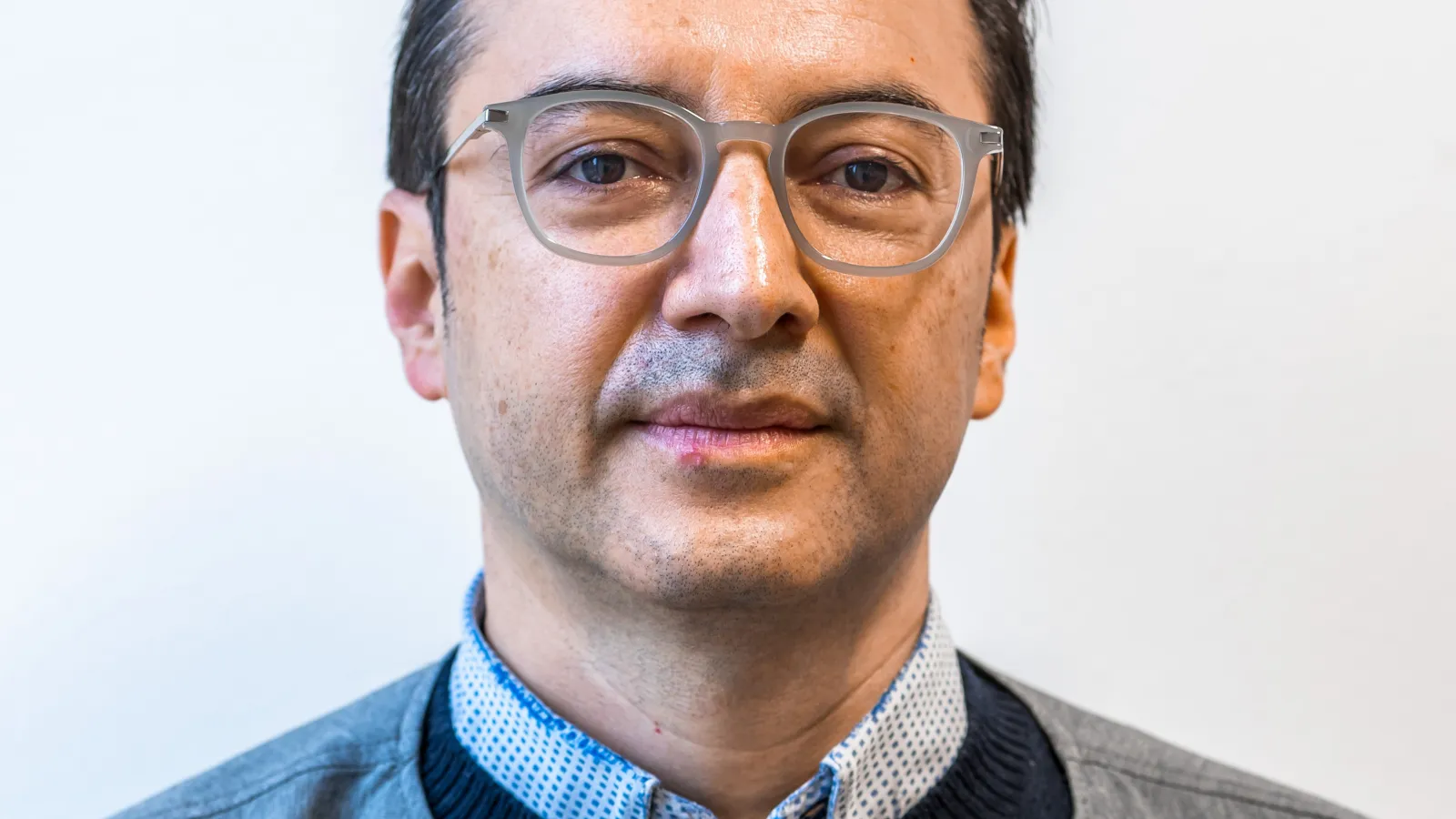 Portraitbild von Gastwissenschaftler Prof. Andrés Burbano