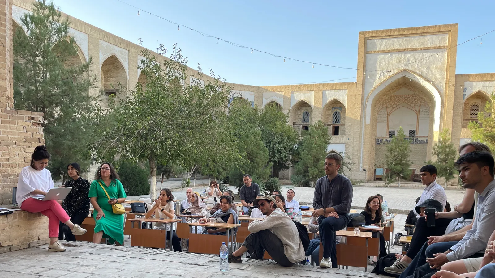 Studierende vor der Kukeldash Medrese in Buchara