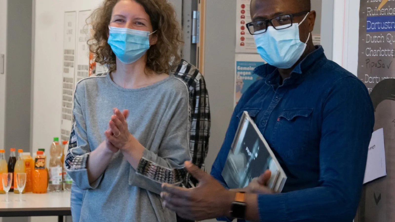 Prof. Christina Poth und Prof.  Prof. Elamine Maecha klatschen in die Hände