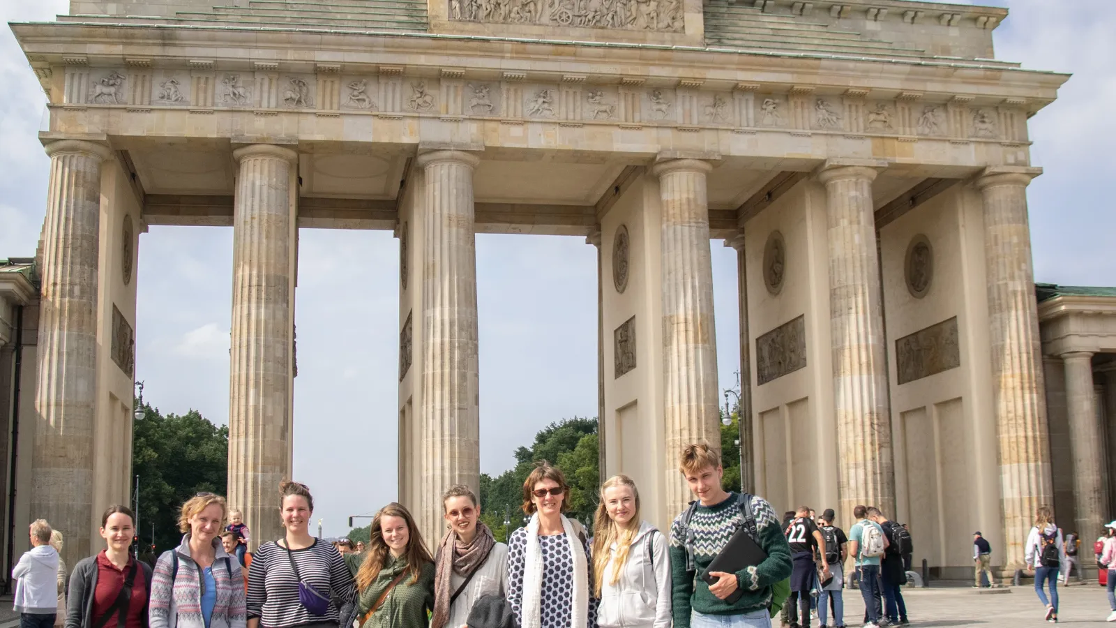 Teilnehmende und Dozentin stehen in einer Reihe vor dem Brandenburger Tor