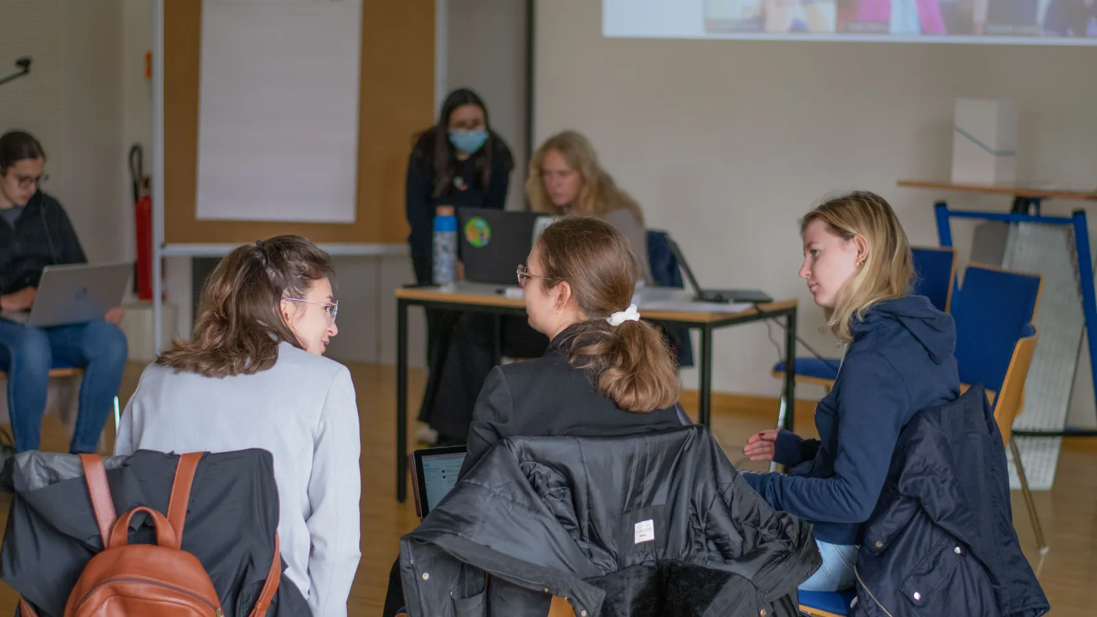 Teilnehmende der Summer School diskutieren im Seminarraum.