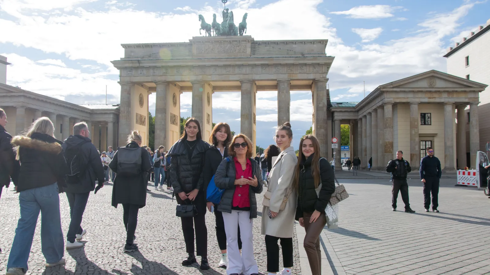 Teilnehmende der Summer School stehen vor dem Brandenburger Tor.