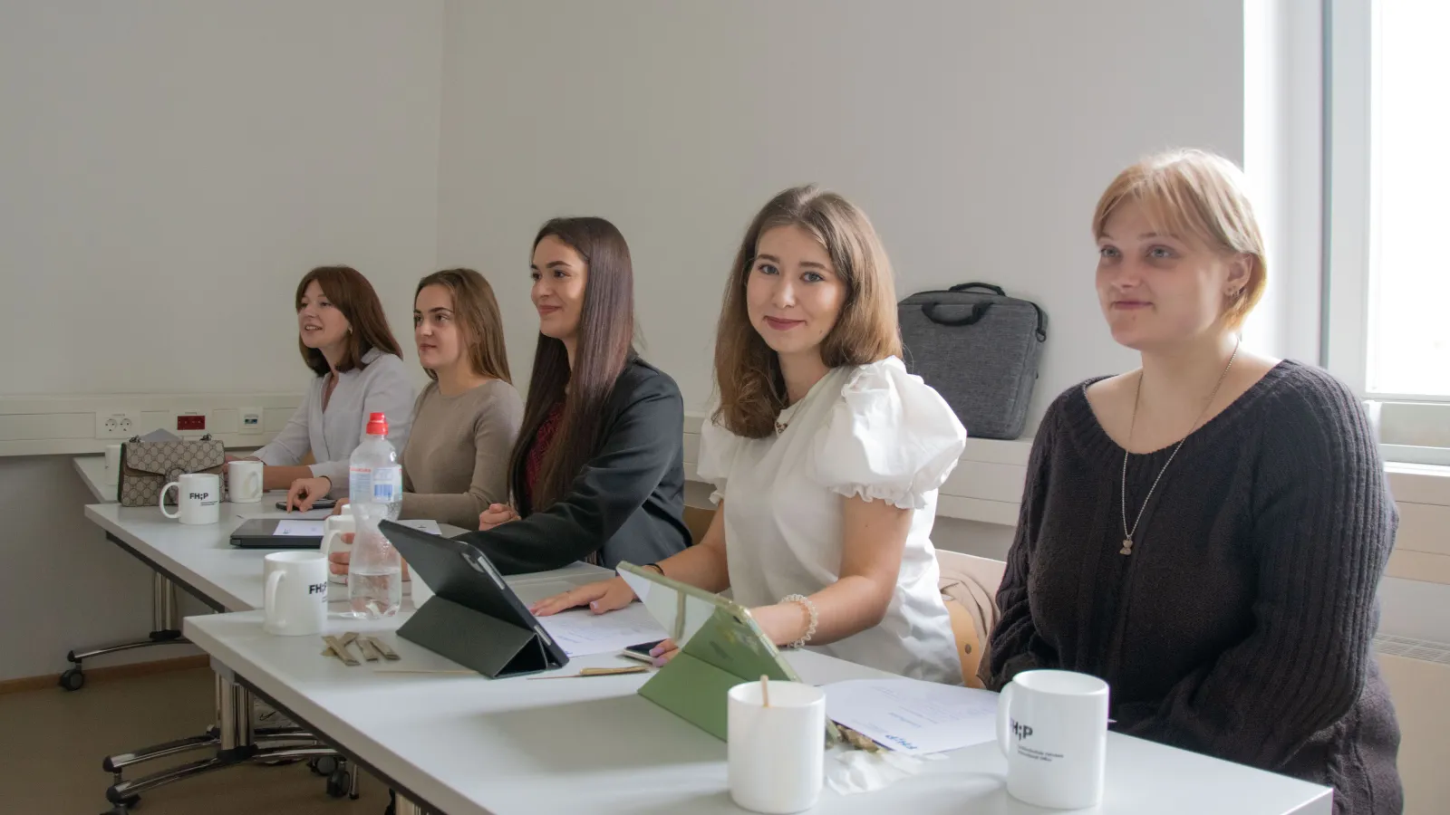 Lehrende und Teilnehmende der Summer School diskutieren im Seminarraum.