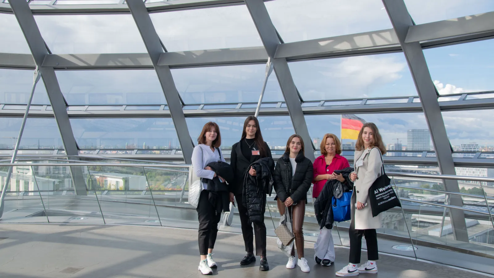 Teilnehmende der Summer School zu Besuch im Deutschen Bundestag.