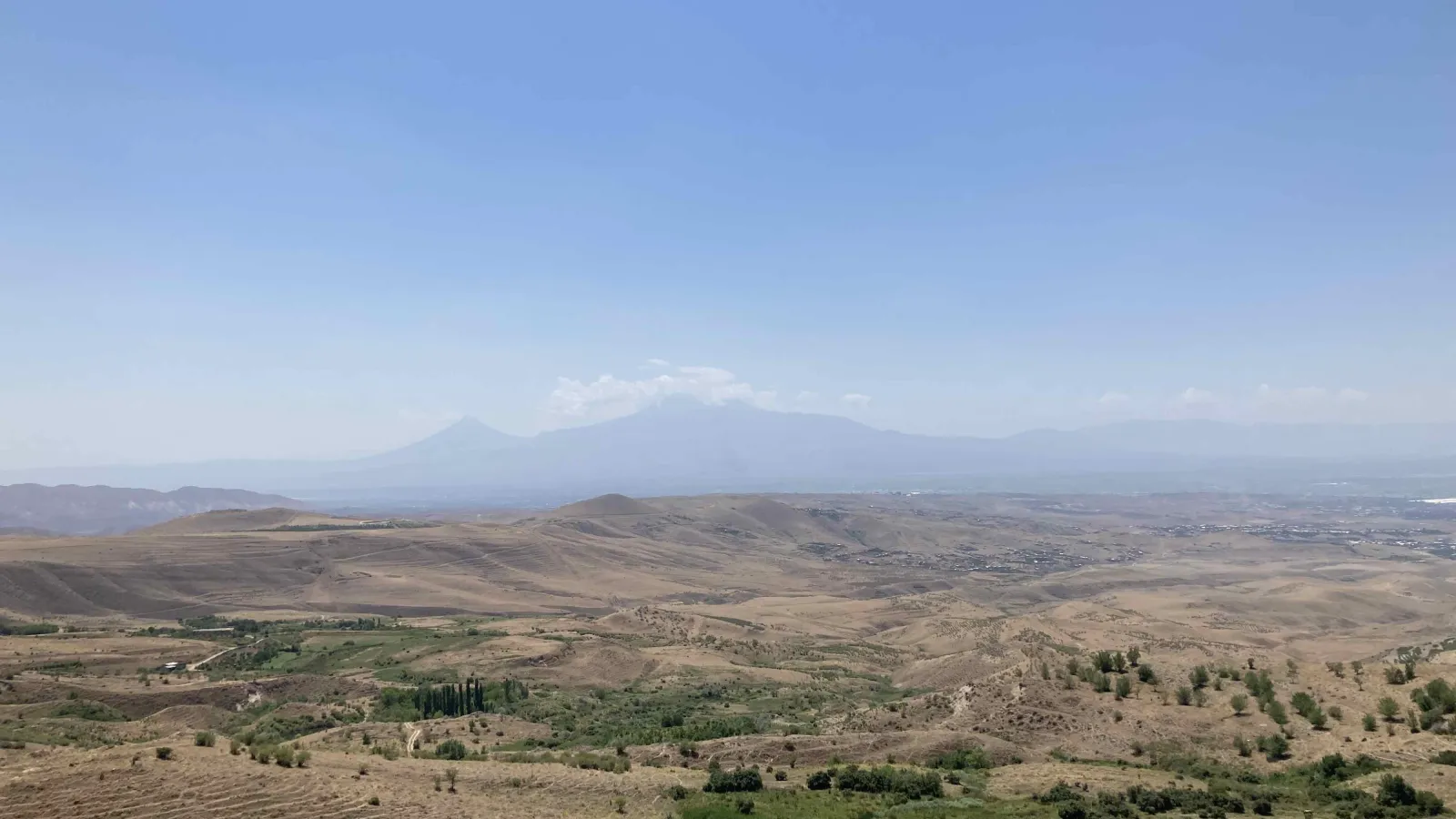 Blick über die Landschaft, im Hintergrund der Berg Ararat