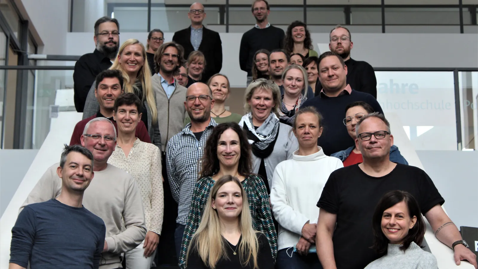 Gruppenbild mit dem BASA Dual-Digital-Team und Vertreter*innen der zehn Partnerorganisationen