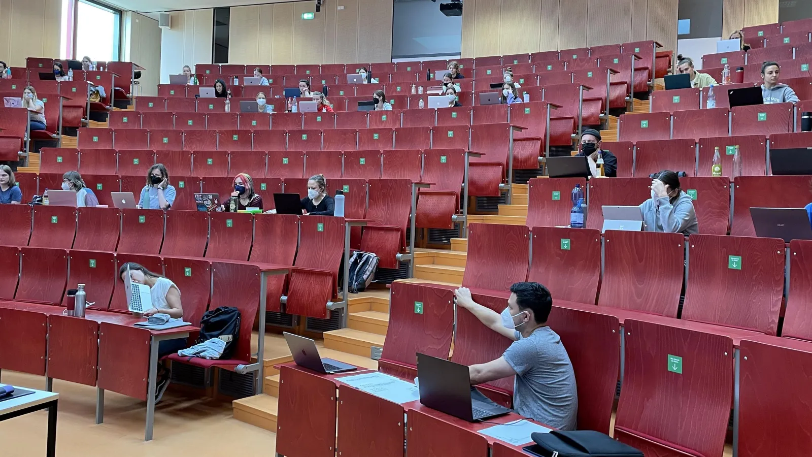 Blick in den großen Hörsaal der FH Potsdam vor Beginn der digitalen Klausur