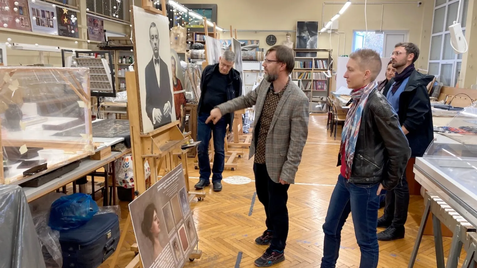 Prof. Miroslaw Wachowiak erläutert Arbeiten im Atelier für Konservierung und Restaurierung Moderner Kunst