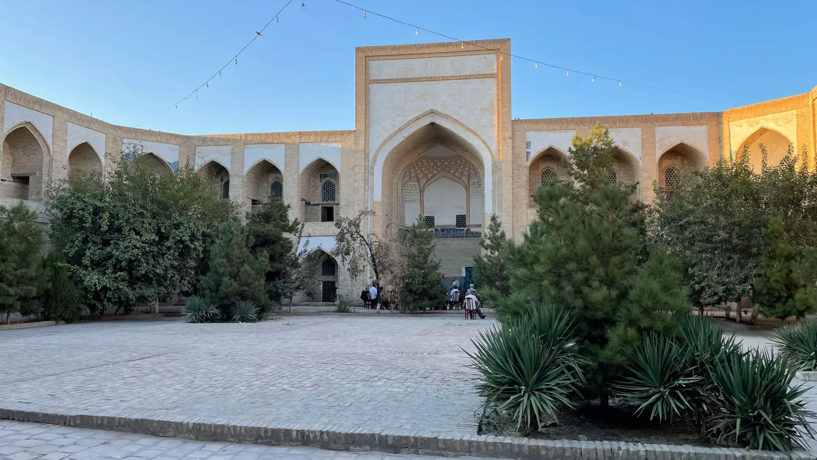 Das Bild zeigt einen Blick in den Innenhof der Kukaldosh Medrese in Buchara.