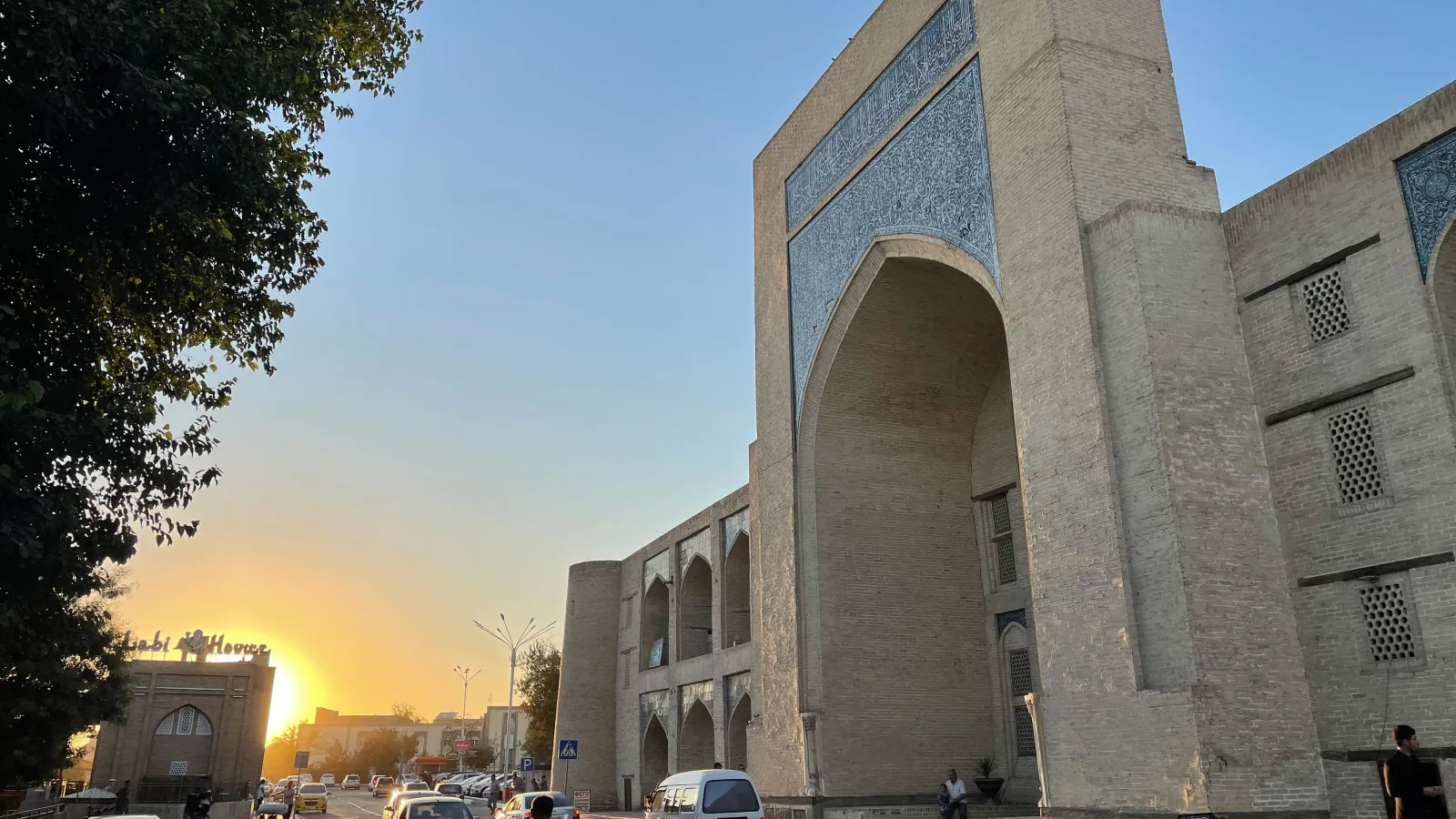 Das Bild zeigt die seitliche Frontansicht der Kukaldosh Medrese in der Abenddämmerung in Buchara.