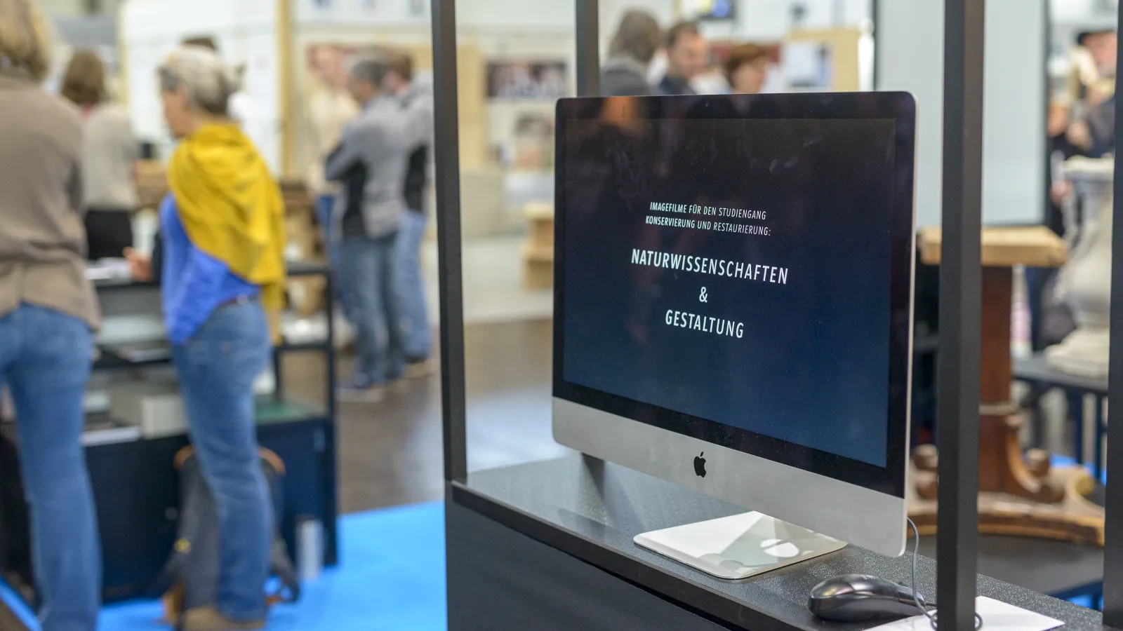 Bildschirm mit Studiengangsfilm auf dem Messestand der FHP auf der denkmal 2022 in Leipzig