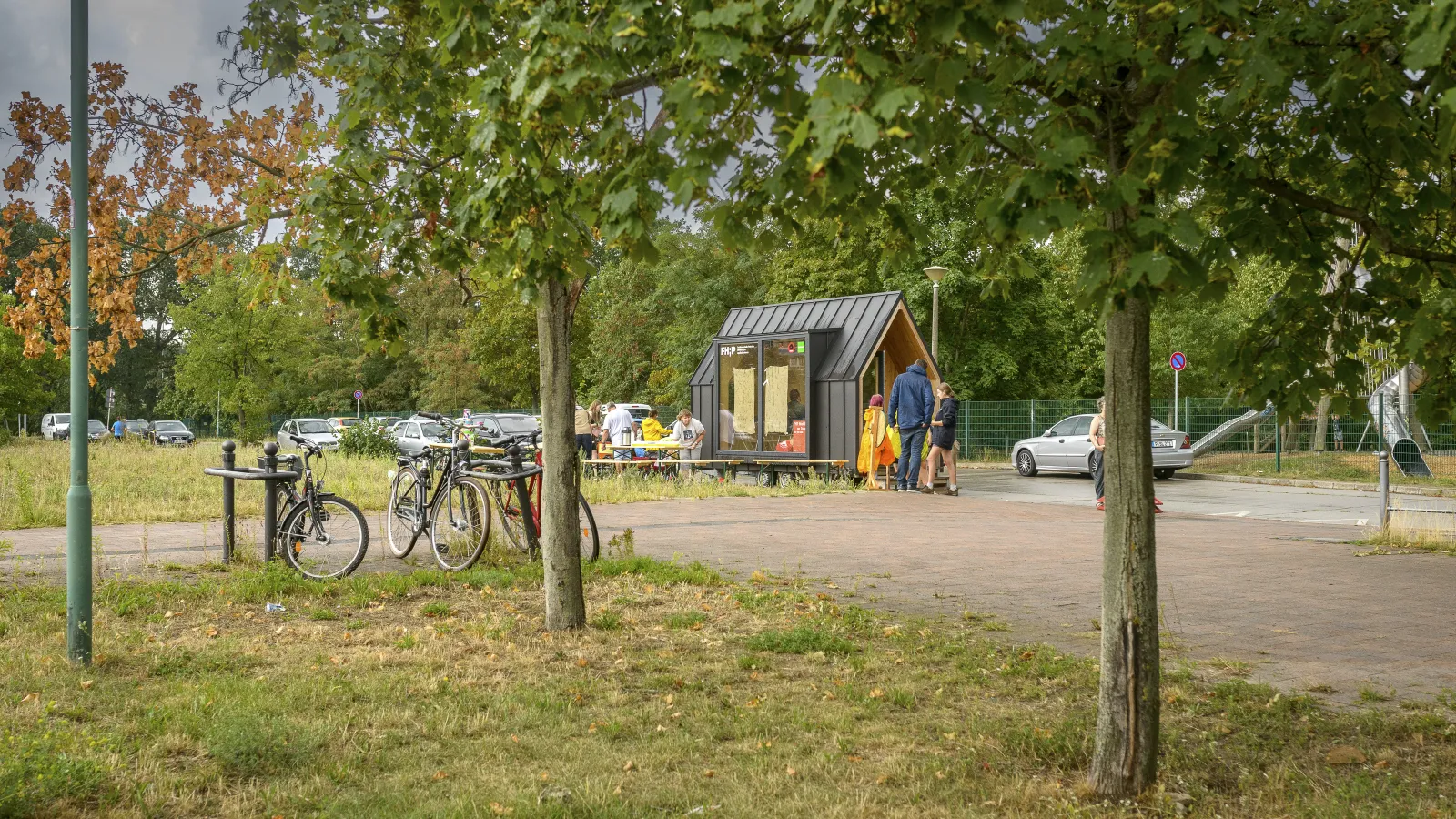 Das FHP Mobil in Potsdam Drewitz, davor Passanten, die befragt werden