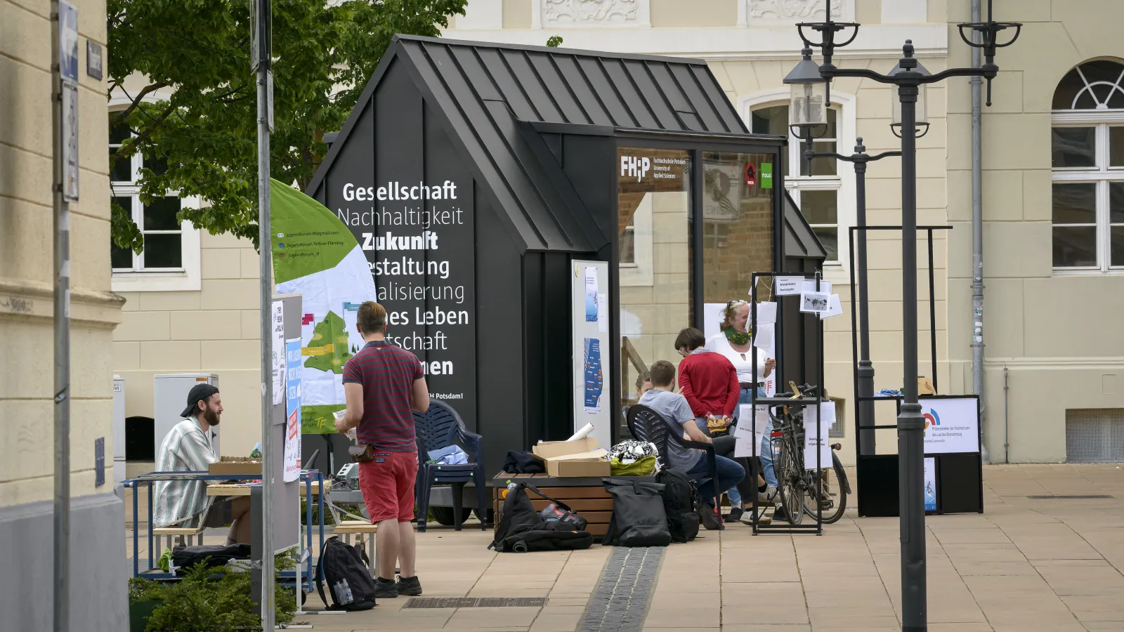 Das FHP Mobil zu Besuch auf dem Boulevard Luckenwalde. Davor stehen Katja Stephan und ihre Studierenden interessierten Besucher*innen Rede und Antwort