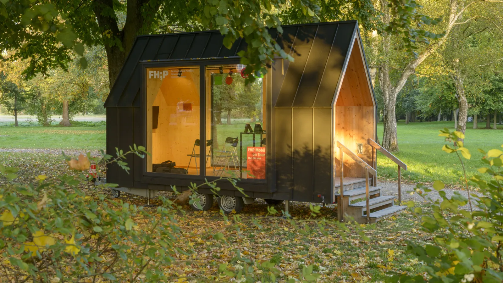 Das FHP Mobil im Schlosspark des Meyenburger Schlosses, vorbereitet für den Schlossmarkt am nächsten Tag