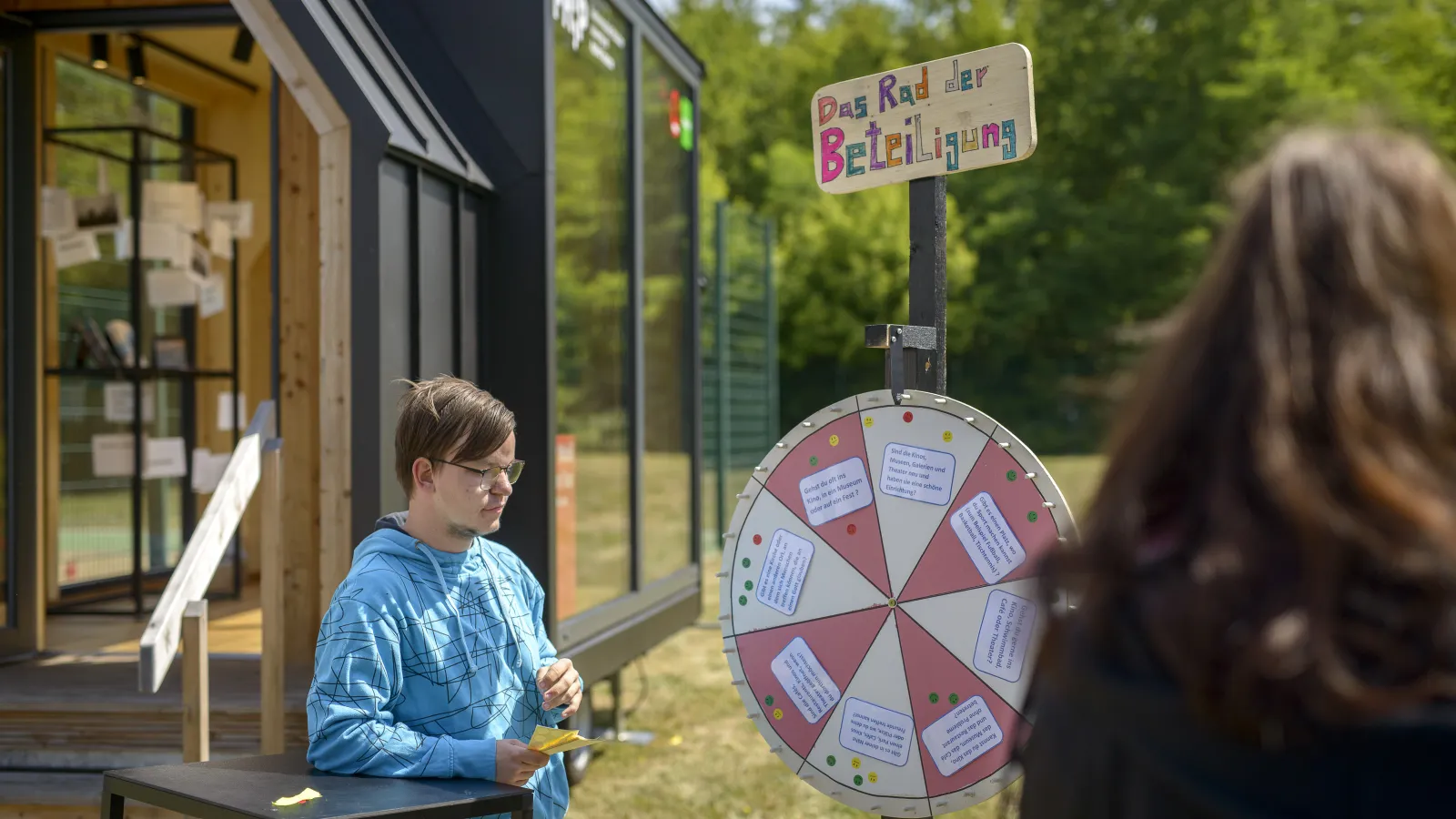 Das FHP Mobil und im Vordergrund das "Rad der Beteiligung", entwickelt von Studierenden des Fachbereichs Sozial- und Bildungswissenschaften der FHP