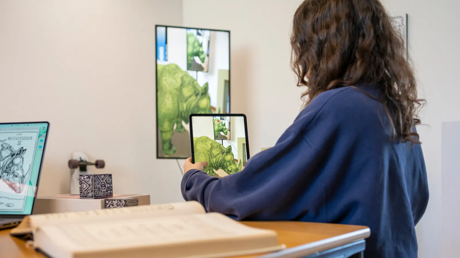 Anwendung einer mobilen Augmented Reality-Anwendung auf einem Tablet im Graphic AR Lab.