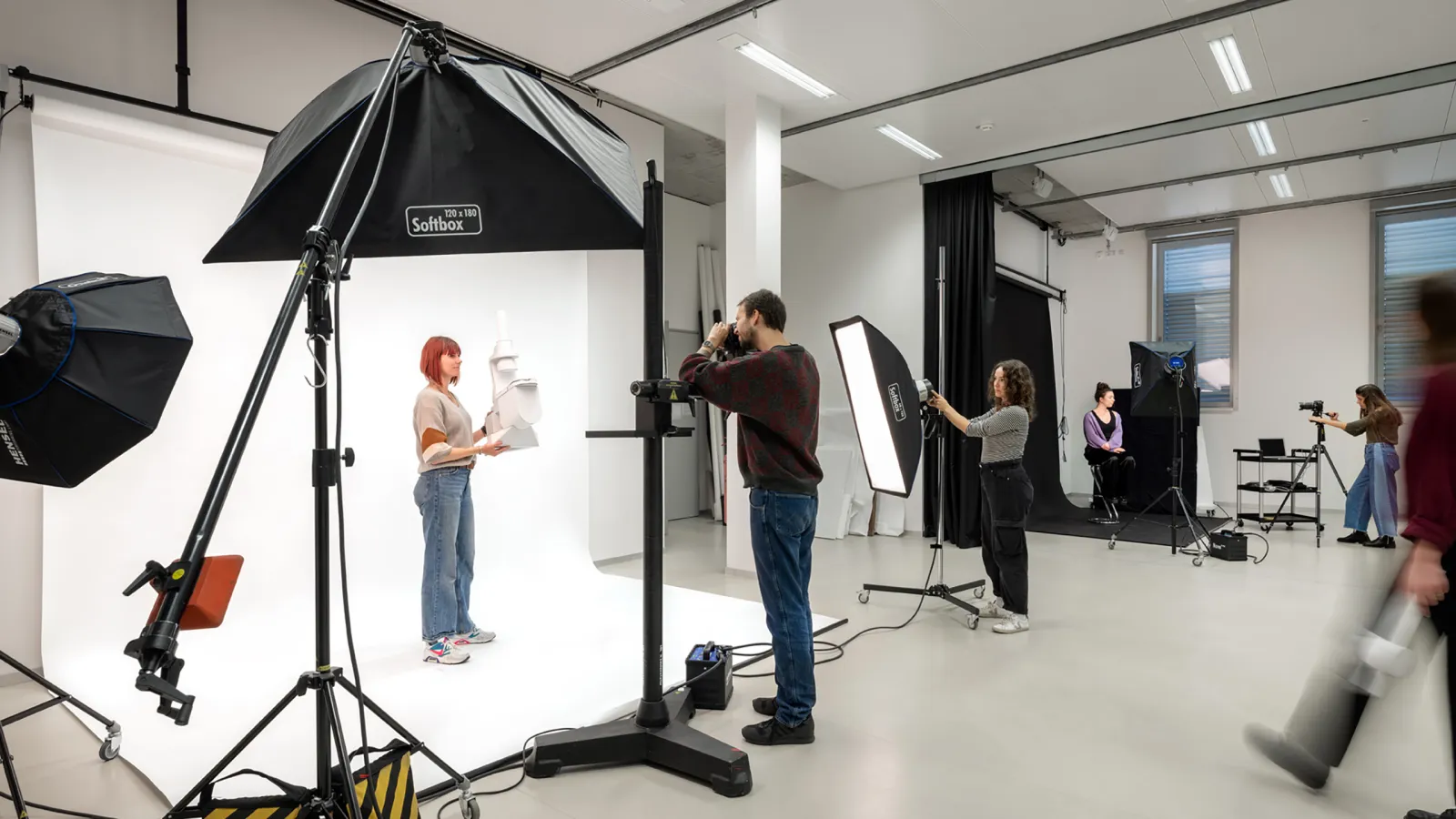 Produktdesign-Studierende arbeiten im Fotostudio