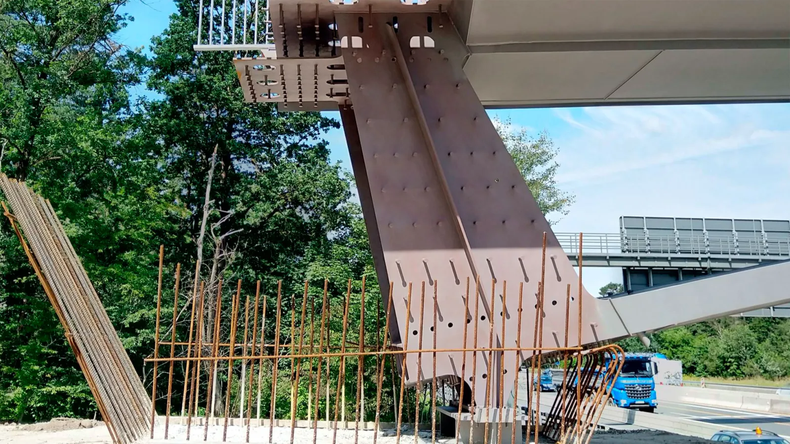 Geschlossene Verbunddübel an einer Brücke